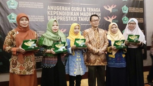 Ruri Puspita Ningsih (tengah) Guru Berprestasi (Foto: Kelik Wahyu Nugroho/kumparan)