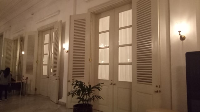 Gorden putih dipasang di kantor Balai Kota. (Foto: Nabilla Fatiara/kumparan)