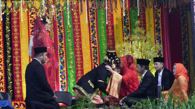 Prosesi Sungkeman Kahiyang-Bobby. (Foto: Yudhistira Amran Saleh/kumparan)