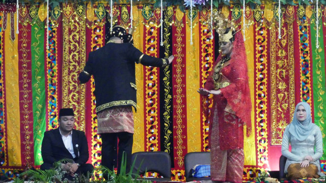 Prosesi Sungkeman Kahiyang-Bobby. (Foto: Yudhistira Amran Saleh/kumparan)
