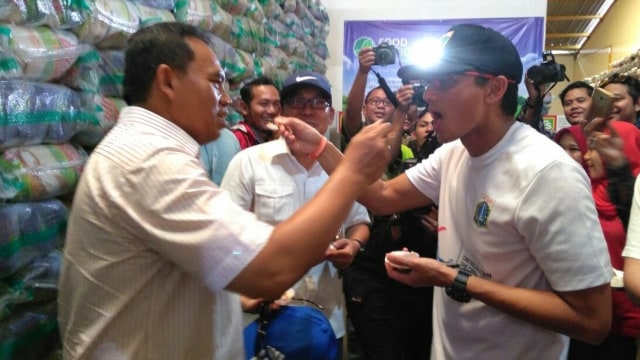 Sandi dan Sekda suap-suapan nasi . (Foto: Kevin Kurnianto/kumparan)