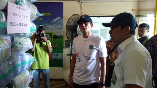 Sandi Tinjau Stok Beras di Gudang Beras Cipinang (Foto: Kevin Kurnianto/kumparan)