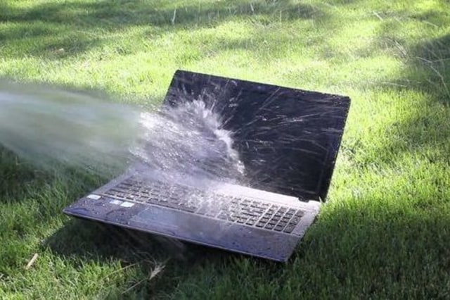 LAPTOP KAMU BASAH KENA AIR, COBA LAKUKAN TIPS SIMPLE INI, YUK KEPOIN!