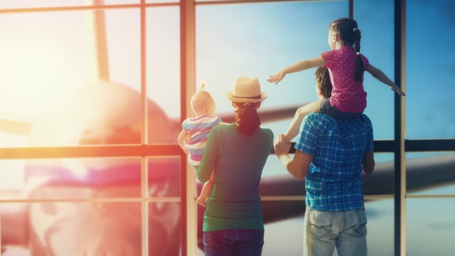 Keluarga yang sedang melihat pesawat lepas landas (Foto: Thinkstock)