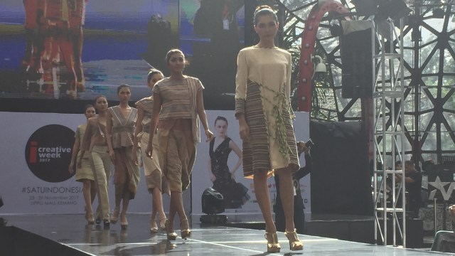 Busana Karya Wignyo Rahadi "Selaras Garis" (Foto: Winda Dwiastuti/kumparan)