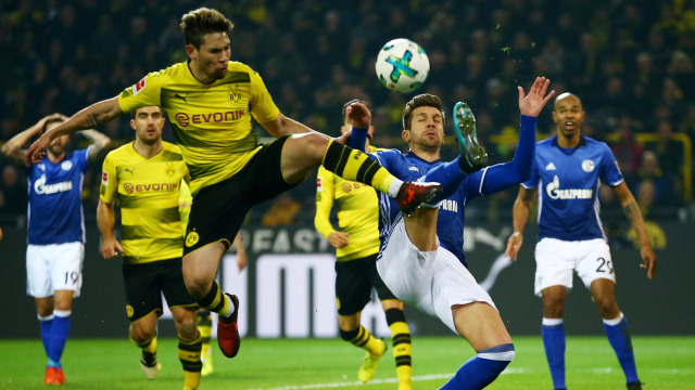 Raphael Guerreiro berduel dengan Nastasic. (Foto:  REUTERS/Wolfgang Rattay)