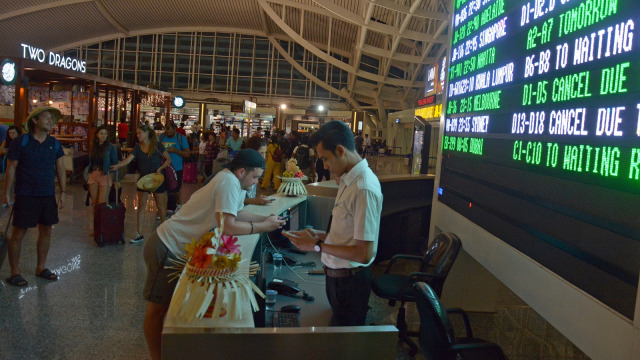 Suasana di Bandara I Gusti Ngurah Rai, Bali, saat banyak penrbangan dibatalkan. Foto: Antara/Wira Suryantala