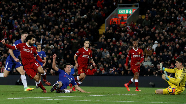 Situasi gol Salah di laga vs Chelsea. Foto:  REUTERS/Phil Noble