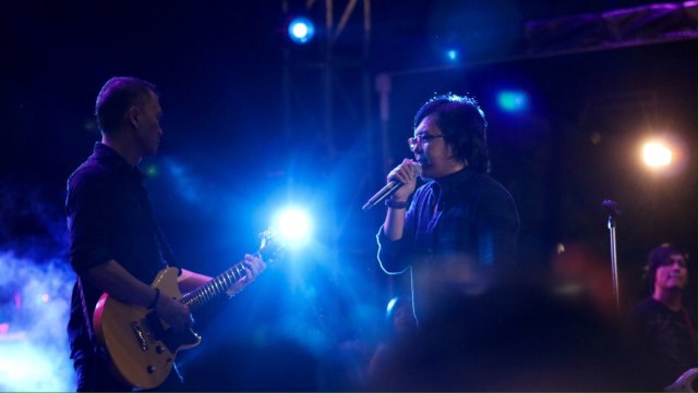 Ari Lasso featuring Dewa 19 (Foto: Fanny Kusumawardhani/kumparan)