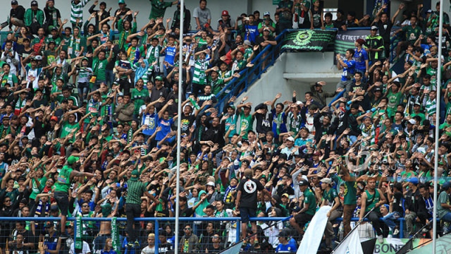 Aksi Bonek mendukung tim kesayangannya. (Foto: PT LIB)