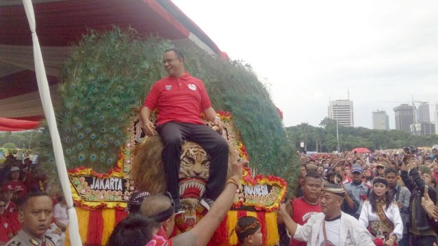 Anies menaiki reog (Foto: Aria Pradana/kumparan)