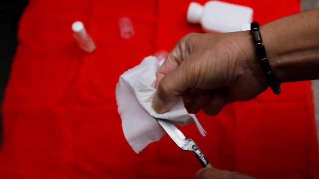 Mencukur dan membersihkan mata di China (Foto: Reuters/Tyrone Siu)