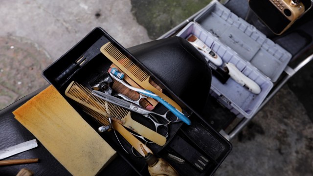 Mencukur dan membersihkan mata di China (Foto: Reuters/Tyrone Siu)