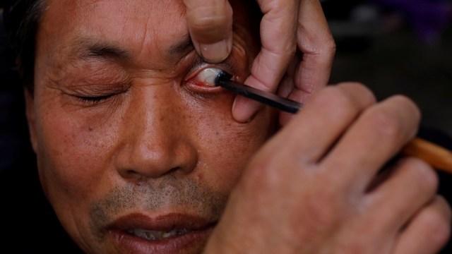 Mencukur dan membersihkan mata di China (Foto: Reuters/Tyrone Siu)