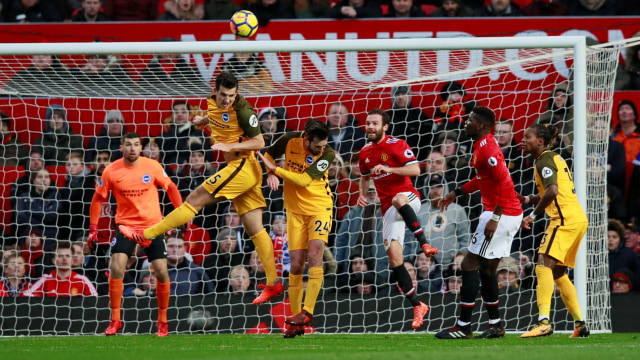 Lewis Dunk di laga melawan Man. United. (Foto: Reuters/Jason Cairnduff)