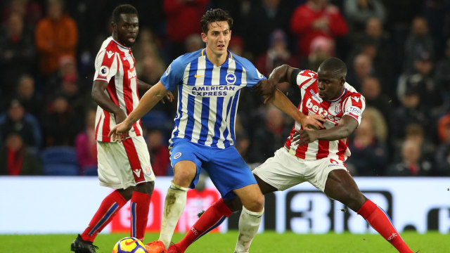 Lewis Dunk saat menghadapi Stoke City. (Foto: Reuters/Hannah McKay)