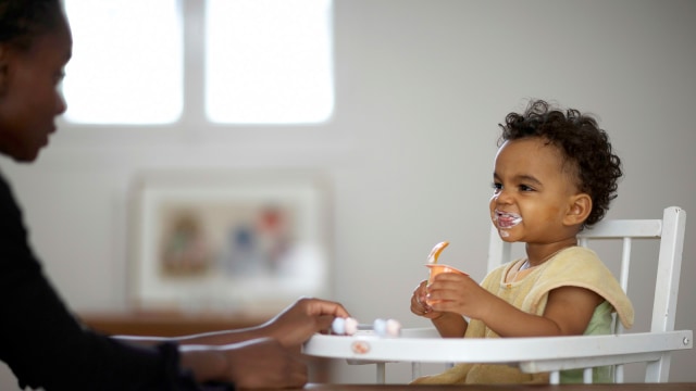 Memberi makan anak secara berlebihan  (Foto: Dok. Thinkstock)