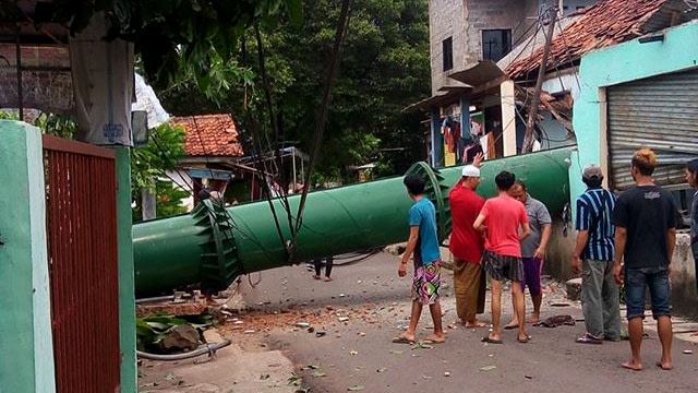 Tower roboh akibat angin kencang di Jaktim (Foto: Instagram/@jktinfo)
