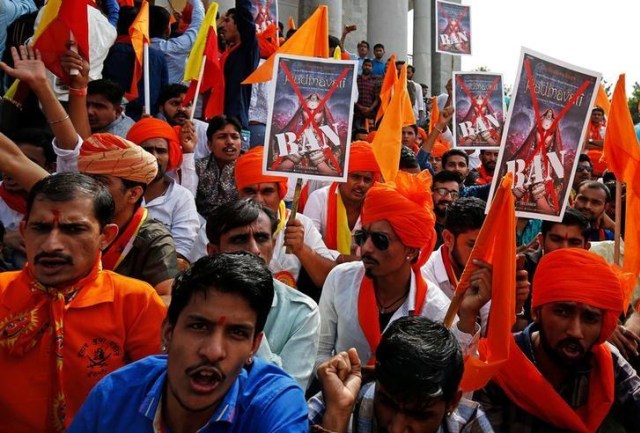 Demonstrators chant slogans (Foto: Abhishek N. Chinnappa)