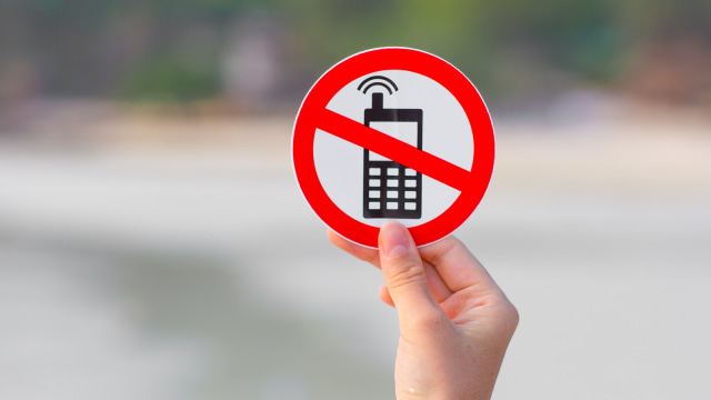 Ilustrasi dilarang menggunakan handphone Foto: Shutter stock