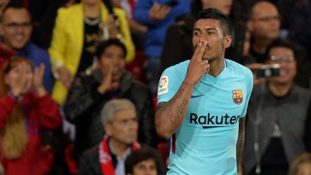 Paulinho moncer bersama Barcelona (Foto: Reuters/Vincent West)