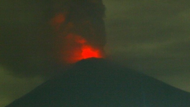 Gunung Agung erupsi (Foto: Instagram/@sutopopurwo)