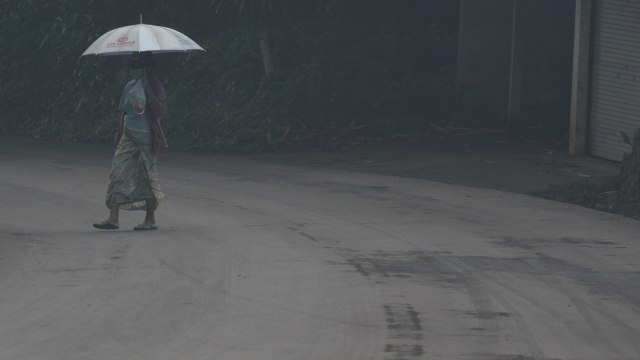 Hujan Abu Gunung Agung (Foto: Fikri Yusuf/Antara)