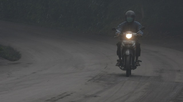 Hujan Abu Gunung Agung (Foto: Fikri Yusuf/Antara)