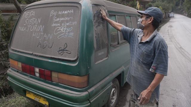 Abu vulkanik gunung agung (Foto: Nyoman Budhiana/Antara)