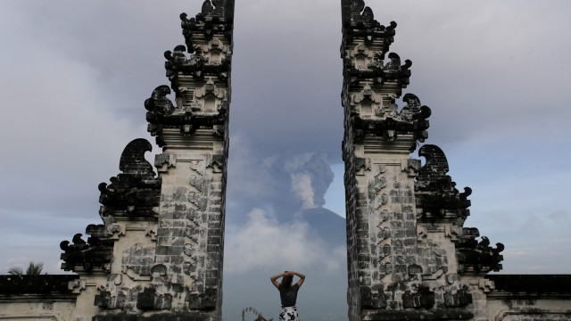 Erupsi Gunung Agung Bali pada Senin (27/11) (Foto: REUTERS/Johannes P. Christo)