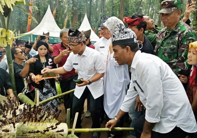 Azwar Anas Rekatkan Warga dengan Budaya