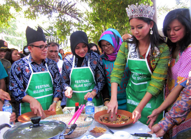 Azwar Anas Rekatkan Warga dengan Budaya (1)