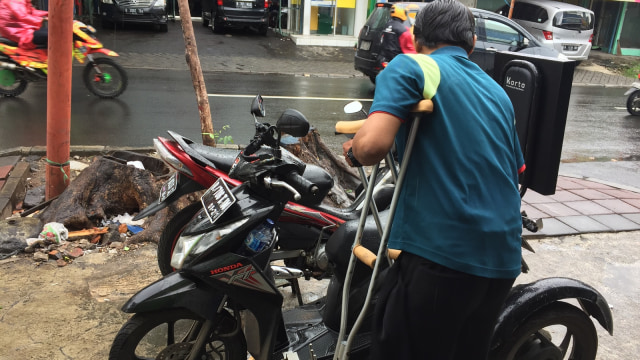 Kardiwan (38) driver ojek online difabel (Foto: Rafyq Panjaitan/kumparan)