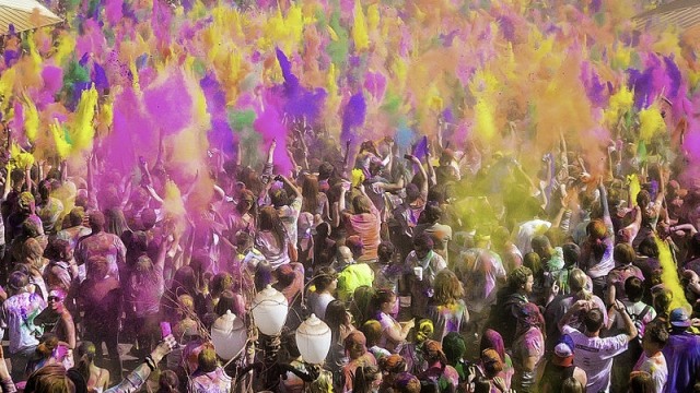 Penduduk India menghadiri festival. (Foto: Wikimedia Commons)