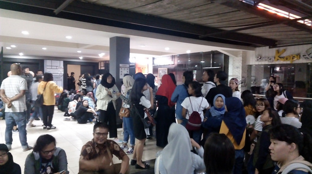 Antrean fans di konser Hyukoh (Foto: Masajeng Rahmiasri/kumparan)