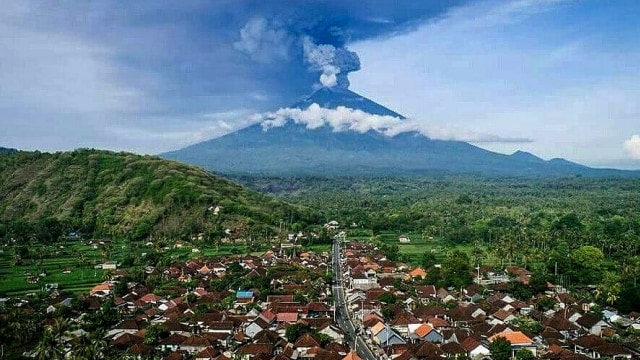 Dampak meletusnya gunung agung bagi wisatawan (Foto: Instagram/@bali_fornia)