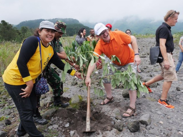 Aksi Tanam Pohon di Gunung Merapi (4)