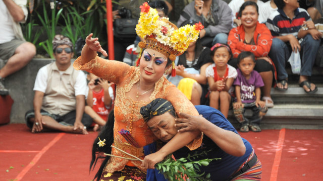 Joged Bumbung dengan Pengibing (Foto: Sonny Tumbelaka/AFP)