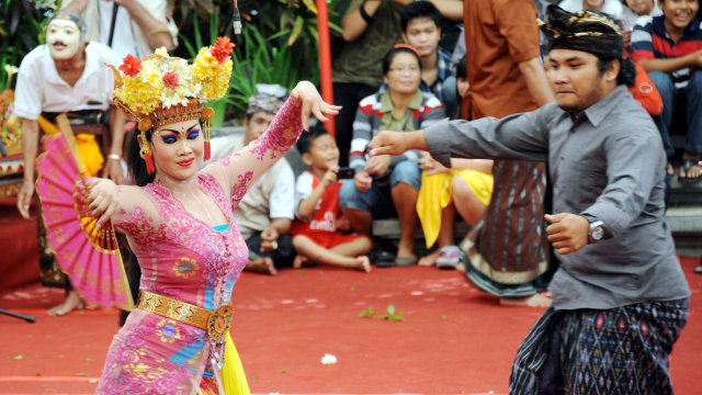 Joged Bumbung dengan Pengibing (Foto: Sonny Tumbelaka/AFP)