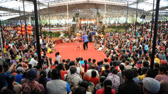Joged Bumbung dengan Pengibing (Foto: Sonny Tumbelaka/AFP)