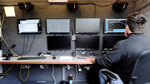 Ruang kontrol Teknologi Garis Gawang. (Foto: AFP/John MacDougall)