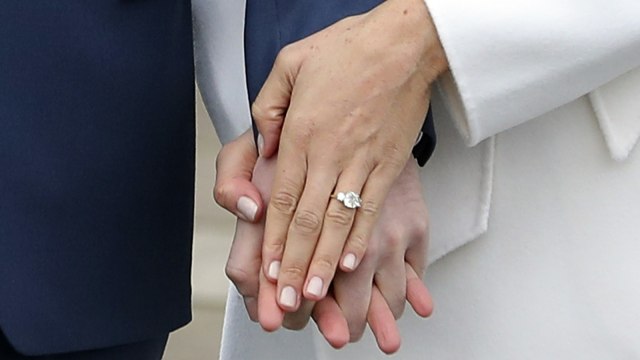 Cincin tunangan Meghan Markle.  Foto: Daniel Leal-Olivas / AFP