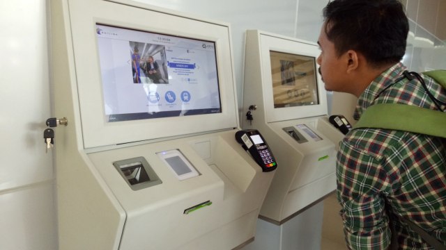 Mesin tiket stasiun kereta bandara soetta (Foto: Ella Nurlaela/kumparan)