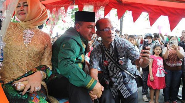 Ikut Kirab Budaya Resepsi Bobby-Kahiyang , Edy Rahmayadi Dielu - elukan Warga 