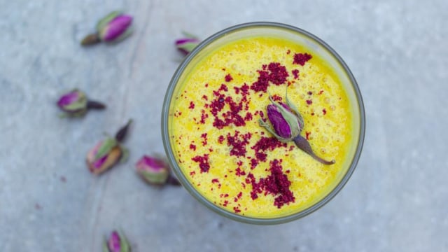 Golden Turmeric Milk. (Foto: Instagram/@topiveselslv)