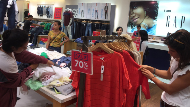 Diskon GAP di Grand Indonesia jelang tutup (Foto:  Yuana Fatwalloh/kumparan)