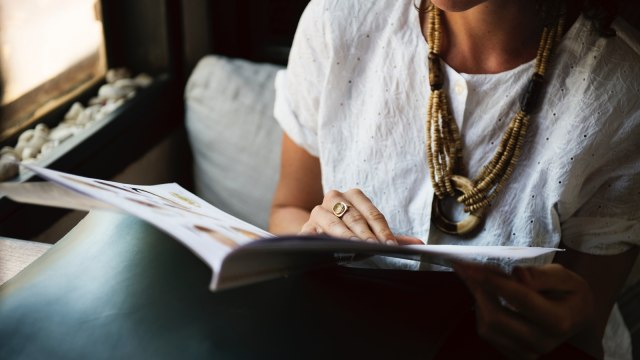 Ibu bisa membaca buku parenting (Foto: Unsplash)