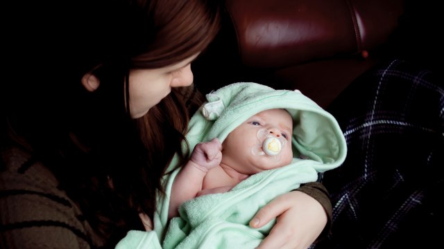 Ibu dengan sang bayi (Foto: Unsplash)