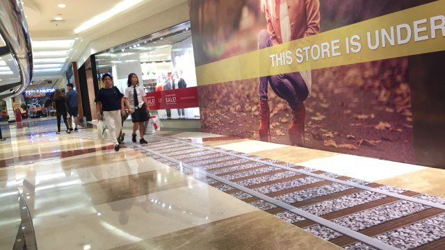 GAP Pondok Indah Mall tutup (Foto: Yuana Fatwalloh/kumparan)