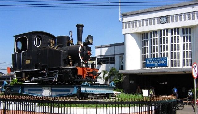 Ke Bandung, Surabaya